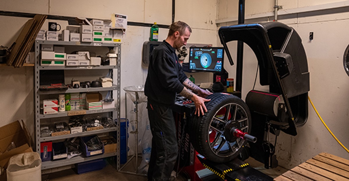 ALCAR investerer i Hunter afbalanceringsmaskine med vejtryksrulle for at styrke deres position på markedet for komplette hjul.