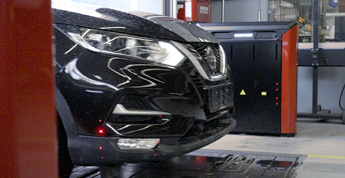 Hunters automatiske sporings- og dækmønsterkontrol Quick Check DriveTM og Quick Tread EdgeTM er en integreret del af modtagelsen hos Andersen Biler i Rødovre.