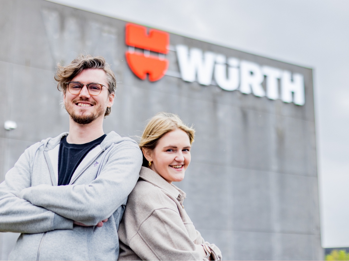 Unge Würth medarbejder foran Würth hovedkontor