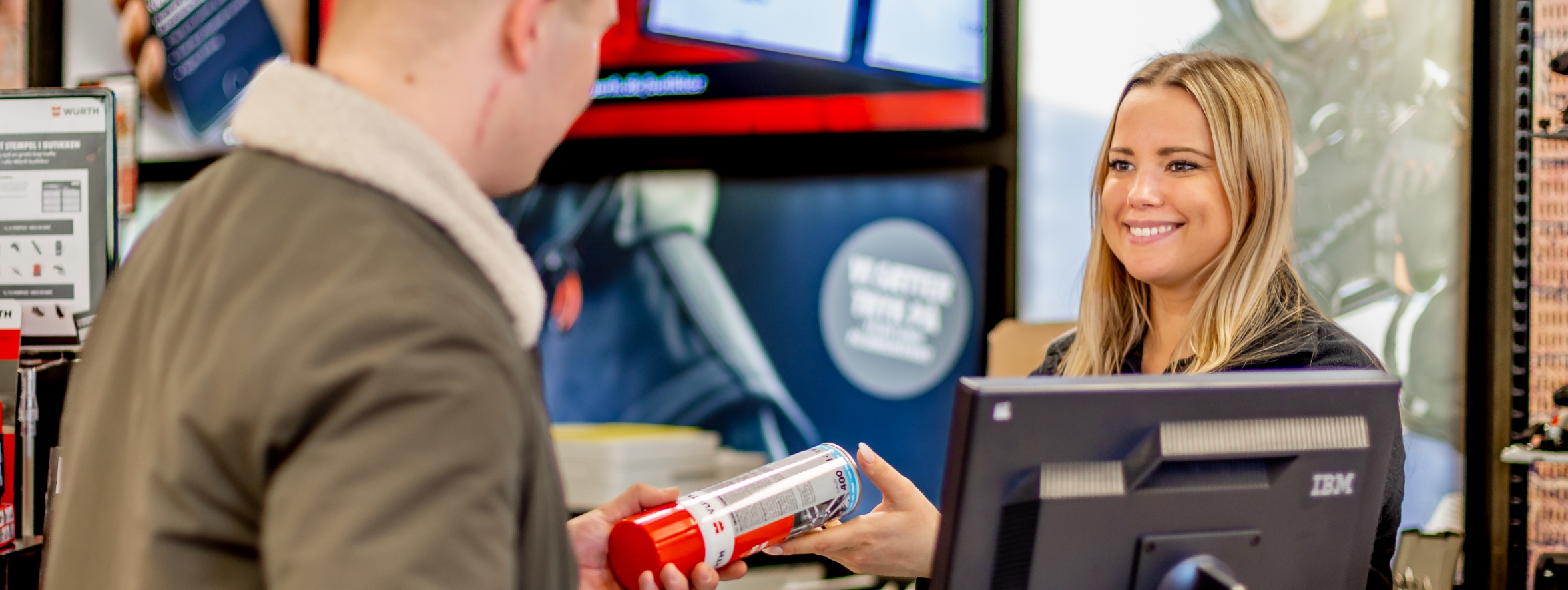 Würth medarbejder ekspediere en kunde i butik